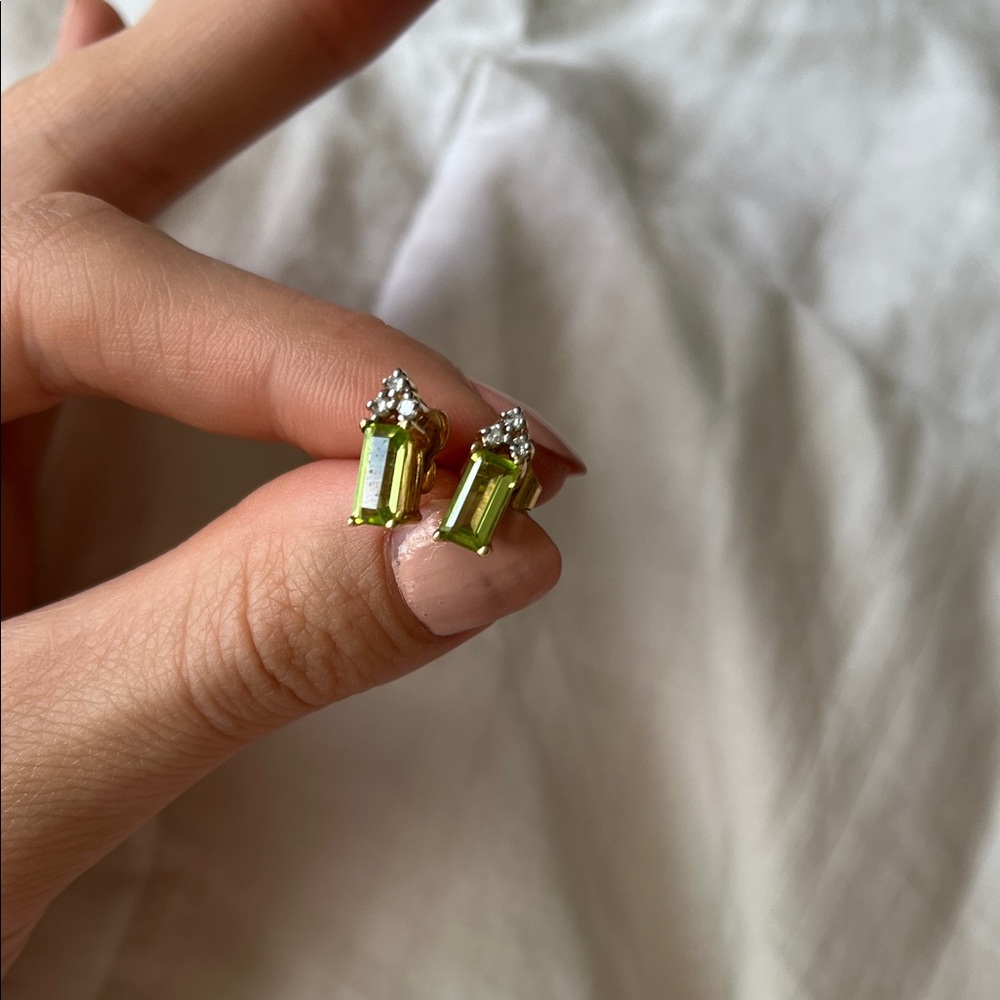 💚 🌞 Elegant Peridot Gemstone Earrings
